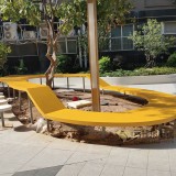 深圳樓盤(pán)定制玻璃鋼圍樹(shù)長(zhǎng)條坐凳巧融綠化與休憩